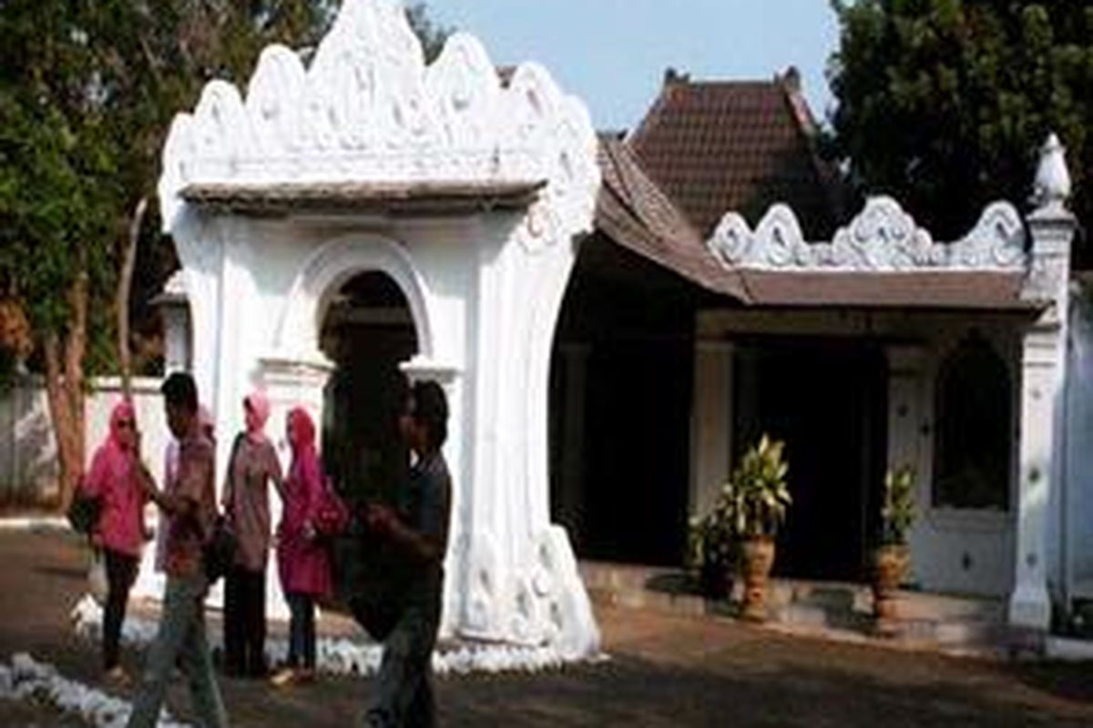 Keraton Kasepuhan Cirebon, Jawa Barat, menampilkan arsitektur bangunan yang merupakan perpaduan dari berbagai budaya, antara lain Hindu, China, dan Islam. Di bagian dalam keraton juga dihiasi dengan keramik warisan VOC Belanda di abad ke-17. Bangunan keraton ini sekaligus menyimbolkan keterbukaan dan toleransi yang tinggi sejak pemerintahan Sunan Gunung Jati di Cirebon pada abad ke-14