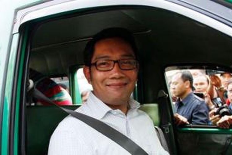 Wali Kota Bandung Ridwan Kamil menjadi sopir angkutan kota, Jumat (20/9/2013).