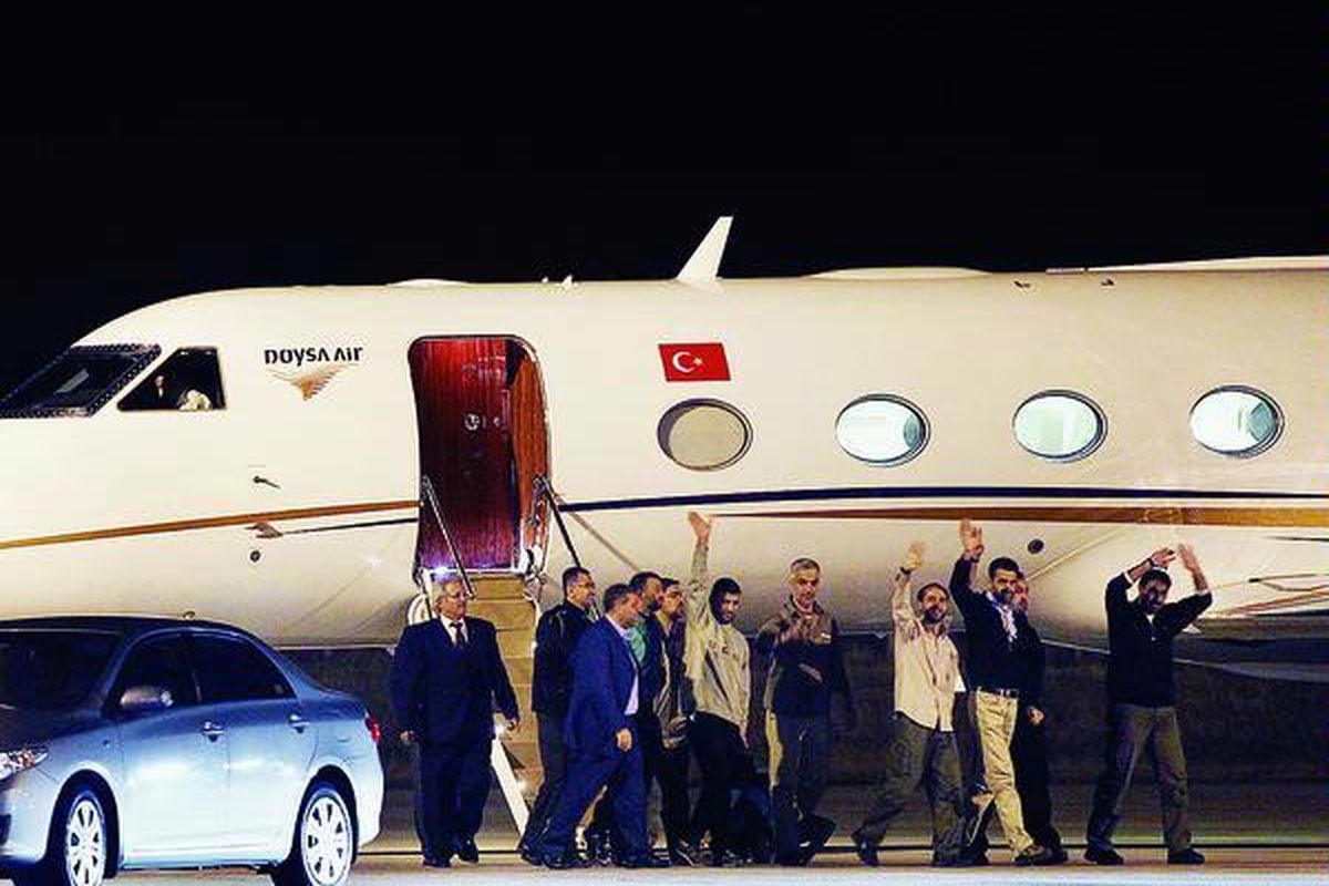 Tawanan Palestina, yang baru dibebaskan dari tahanan Israel, melambaikan tangan saat tiba di Ankara, Turki, Rabu (19/10) dini hari. Turki menampung sebelas mantan tawanan Palestina yang tidak diizinkan Israel pulang ke negeri mereka.