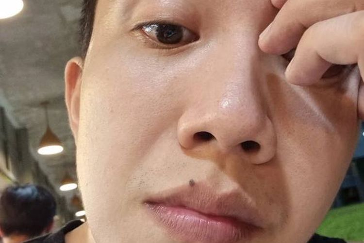 Seorang aktor di Singapura, Charlie Goh memperingatkan para penggemarnya tentang keberadaan scammer setelah dirinya tertipu 160 dollar Malaysia (sekitar Rp1,8 juta) saat ingin membeli daging wagyu dan salmon secara online.
