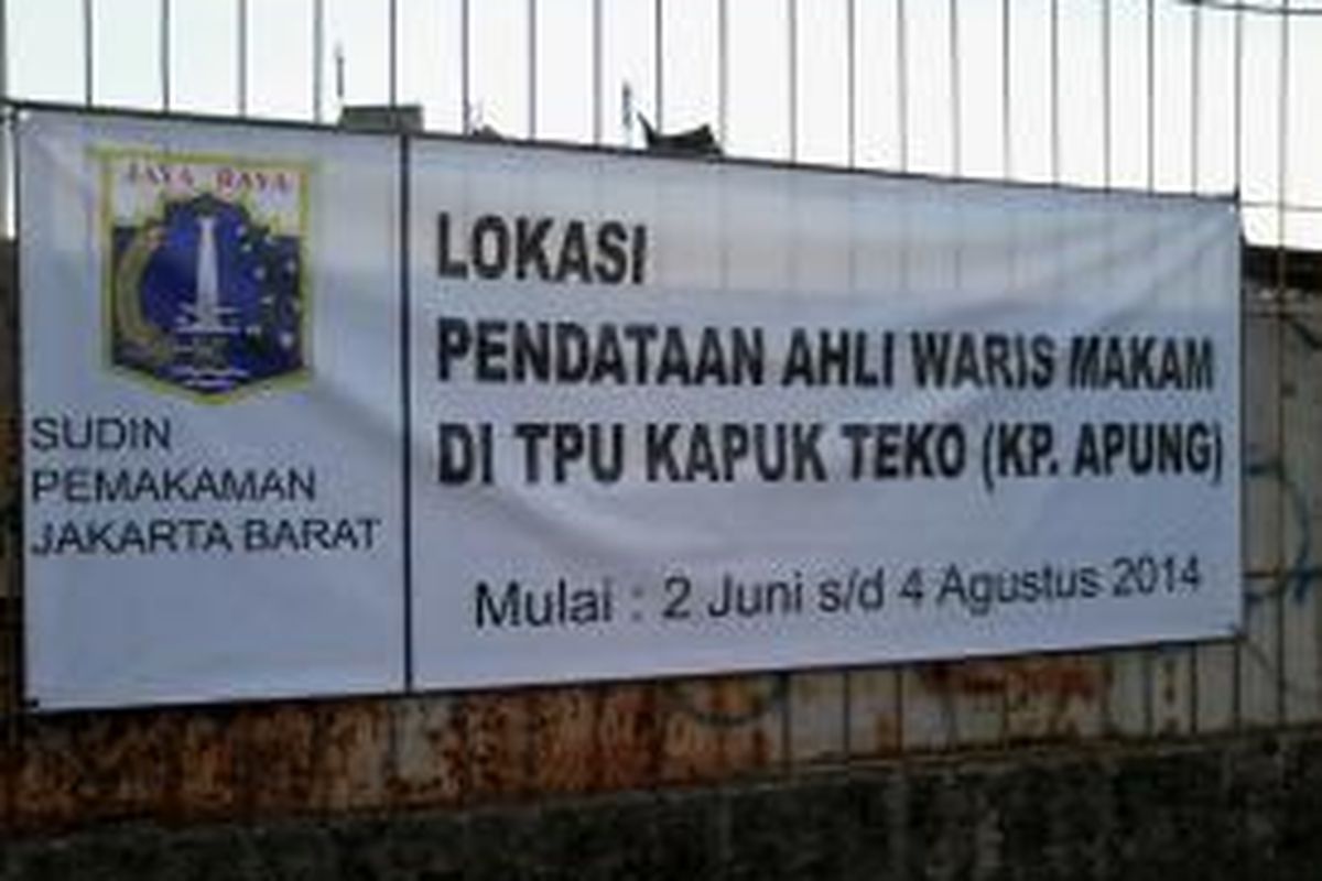 Spanduk yang terpasang dari Suku Dinas Pemakaman di Kampung Apung, Kelurahan Kapuk, Kecamatan Cengkareng, Jakarta Barat.