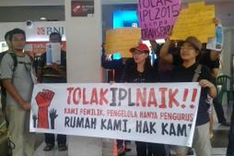 Penghuni Kalibata City melakukan aksi dalam menolak kenaikan biaya iuran pemeliharaan lingkungan (IPL) yang ditentukan oleh pengelola, Sabtu (14/2/2015).