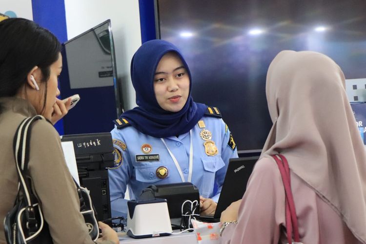 Petugas Imigrasi Jakarta Selatan saat melayani masyarakat untuk melakukan pengurusan paspor di acara Gebyar Wisata Expo 2023 yang dihelat di Gedung Smesco, Jakarta Selatan, Kamis (8/6/2023). 