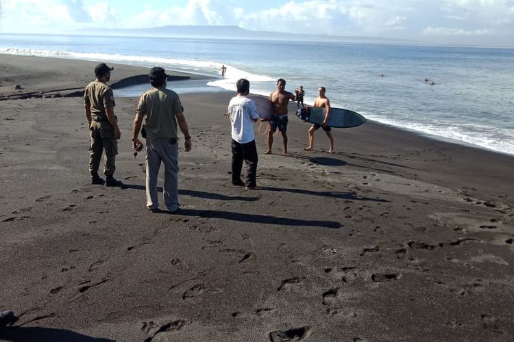 Petugas Satpol PP Klungkunh menertibkan para WNA yang surfing di pantai