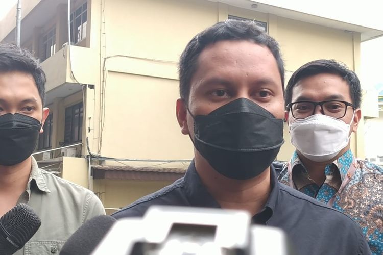 Youtuber Arief Muhammad bersama kuasa hukumnya mendatangi Bareskrim Polri, Jakarta, Kamis (17/3/2022) untuk menjalani pemeriksaan kasus Doni Salmanan.
