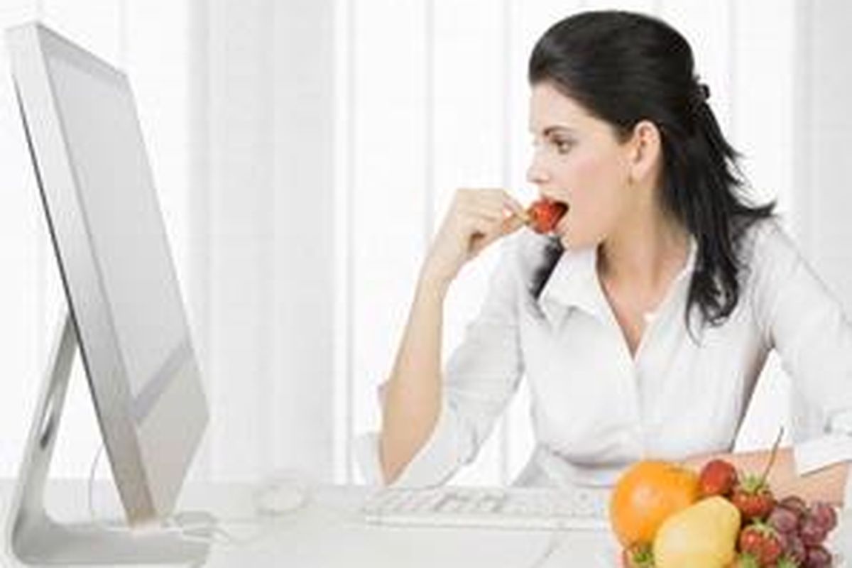 Sedang deadline dan merasa tertekan? Siapkan buah untuk camilan.