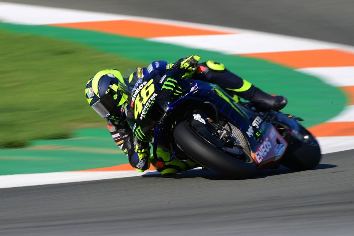 Valentino Rossi saat berlaga di MotoGP Valencia. (Photo by LLUIS GENE / AFP)