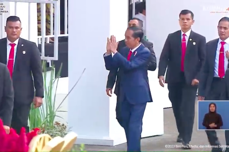 Presiden Jokowi sempat berkeliling menyapa masyarakat yang hadir di Istana Merdeka untuk mengikuti upacara penurunan bendera Merah Putih, Kamis (17/8/2023)