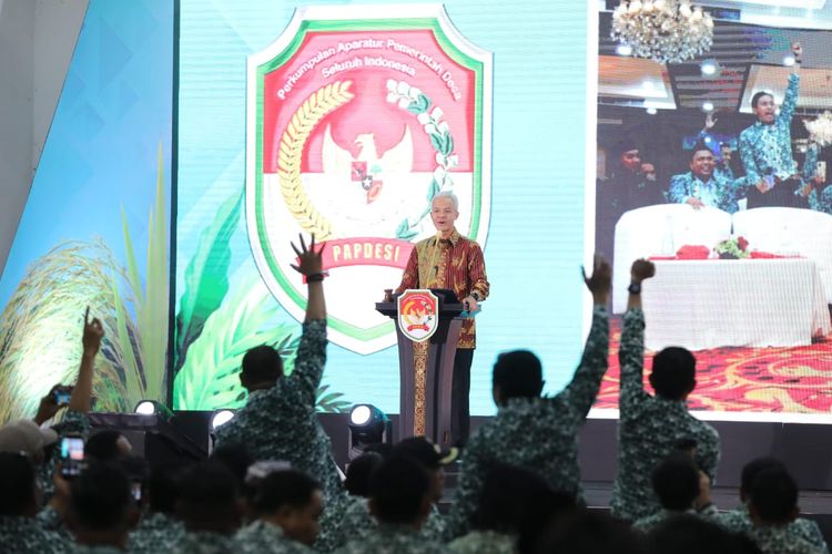 Ketua Dewan Pembina DPP Perkumpulan Aparatur Pemerintah Desa Seluruh Indonesia (Papdesi), Ganjar Pranowo saat membuka Rapat Kerja Nasional DPP PAPDESI 2023, di Jakarta, Selasa (26/9/2023).