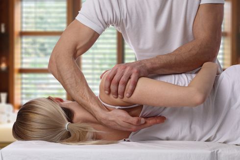 Dipercaya dapat Atasi Masalah Punggung, Apa Itu Terapi Chiropractic?