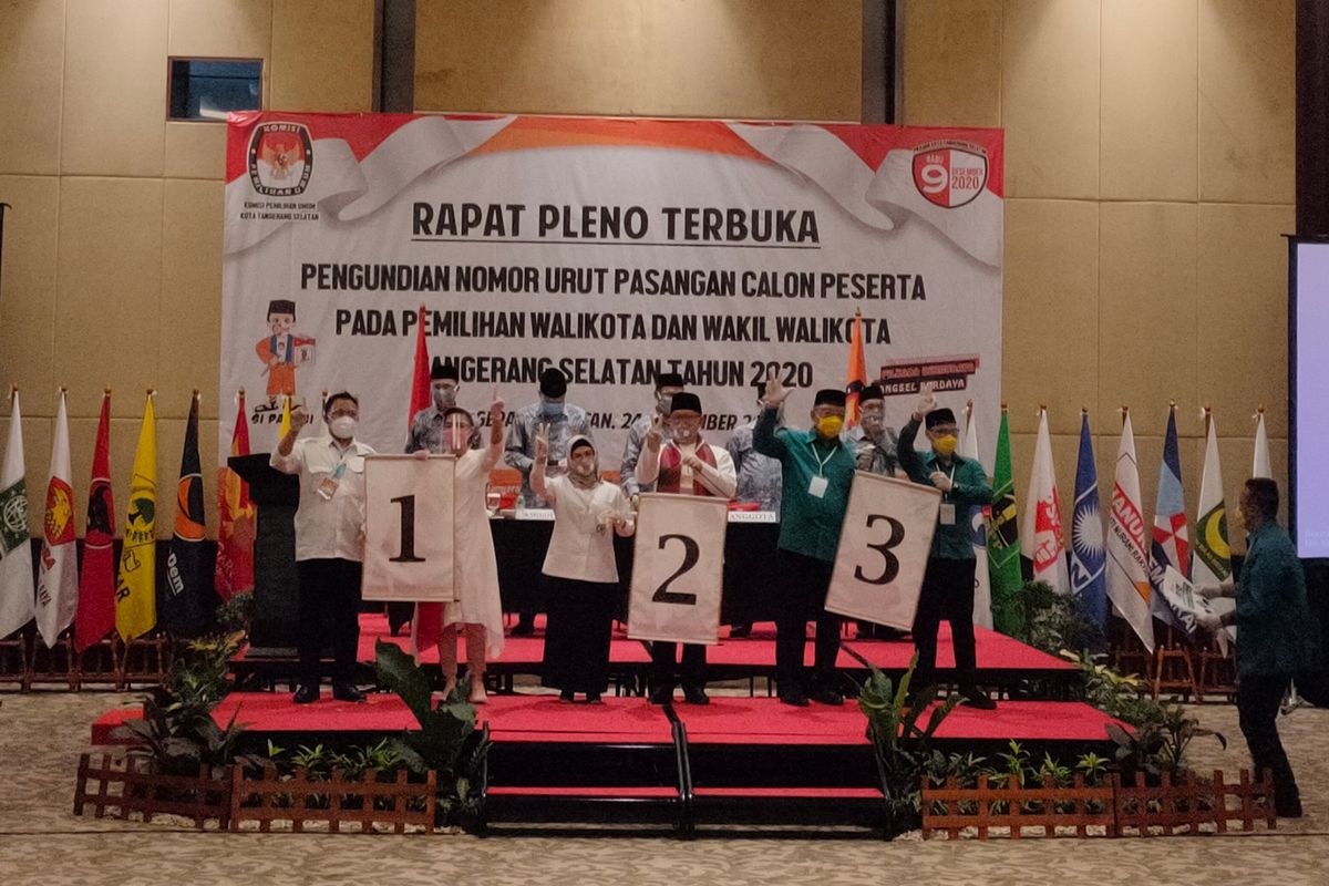 Para calon wali kota dan wakil wali kota Tangerang Selatan (Tangsel) menunjukkan nomor urut untuk Pilkada Tangsel 2020, Kamis (24/9/2020).