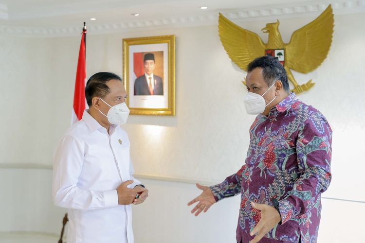 Menpora RI Zainudin Amali (kiri) menerima kunjungan Rektor Universitas Indonesia (UI), Prof Ari Kuncoro di Kantor Kemenpora, Senayan, Jakarta Pusat, Rabu (27/10/2021). 

