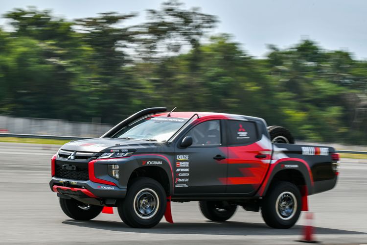 Tim Mitsubishi Ralliart menyiapkan Triton untuk Asia Cross Country Rally (AXCR) 2022 di Thailand