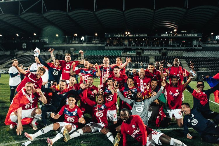 Skuad Lille OSC merayakan raihan gelar juara Ligue 1 2020-2021 usai mengalahkan Angers SCO di Stadion Raymond Kopa Minggu (23/5/2021) waktu setempat.