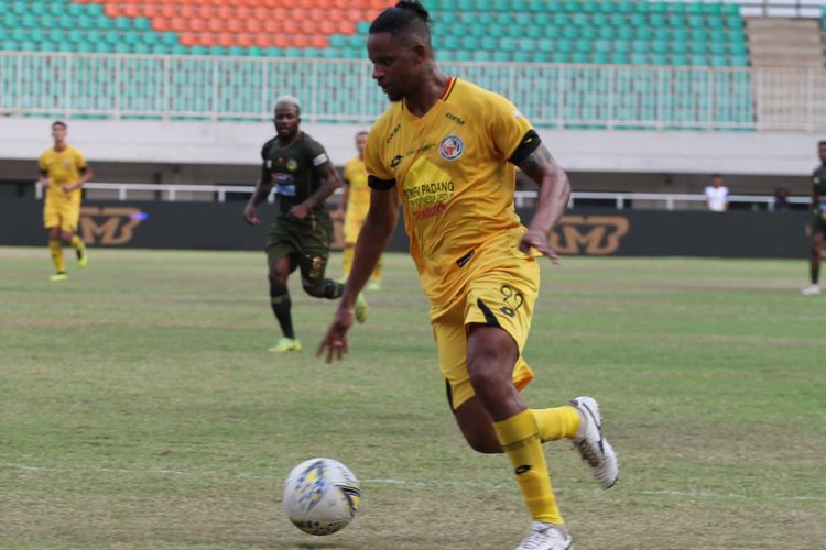 Vanderlei Francisco membawa bola saat Semen Padang menghadapi PS Tira Persikabo pada laga lanjutan Liga 1 Indonesia, Jumat (27/9/2019) di Stadion Pakansari Cibinong Bogor