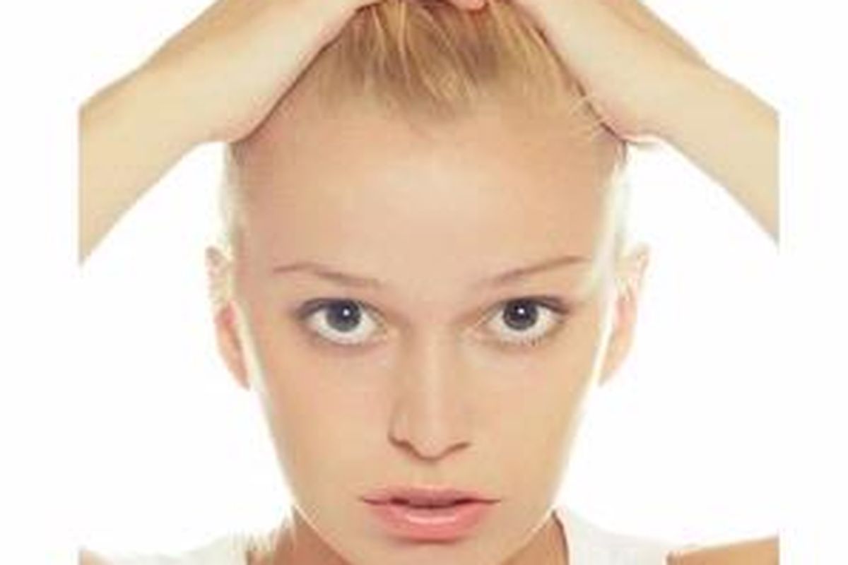 Ada beberapa cara untuk menyamarkan dahi yang lebar.