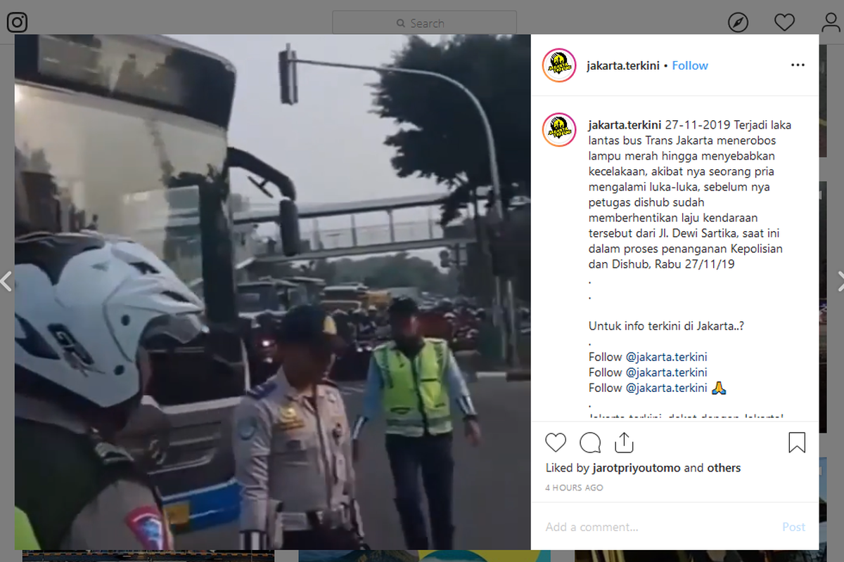 Kecelakaan yang melibatkan bus Transjakarta dan sepeda motor di dekat PGC, Rabu (27/11/2019). 