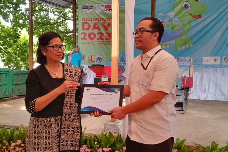 Ketua Gerakan Ciliwung Bersih (GCB) Peni Susanti dan Head of Corporate communications PT Indofood Sukses Makmur Tbk Stefanus Indrayana sepakat mendukung gerakan Waste to Energy melalui serangkaian kegiatan berupa Seminar lingkungan, kunjungan ke Refuse Derived Fuel (RDF)-Tempat Olah Sampah Setempat (TOSS) di Kantor Sekertariat GCB dan juga Kunjungan ke RDF Bantar Gebang.
