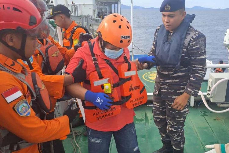 Tim SAR mengevakuasi warga negara Filipina karena sakit di perairan Aceh Besar, Kamis (18/1/2024).  