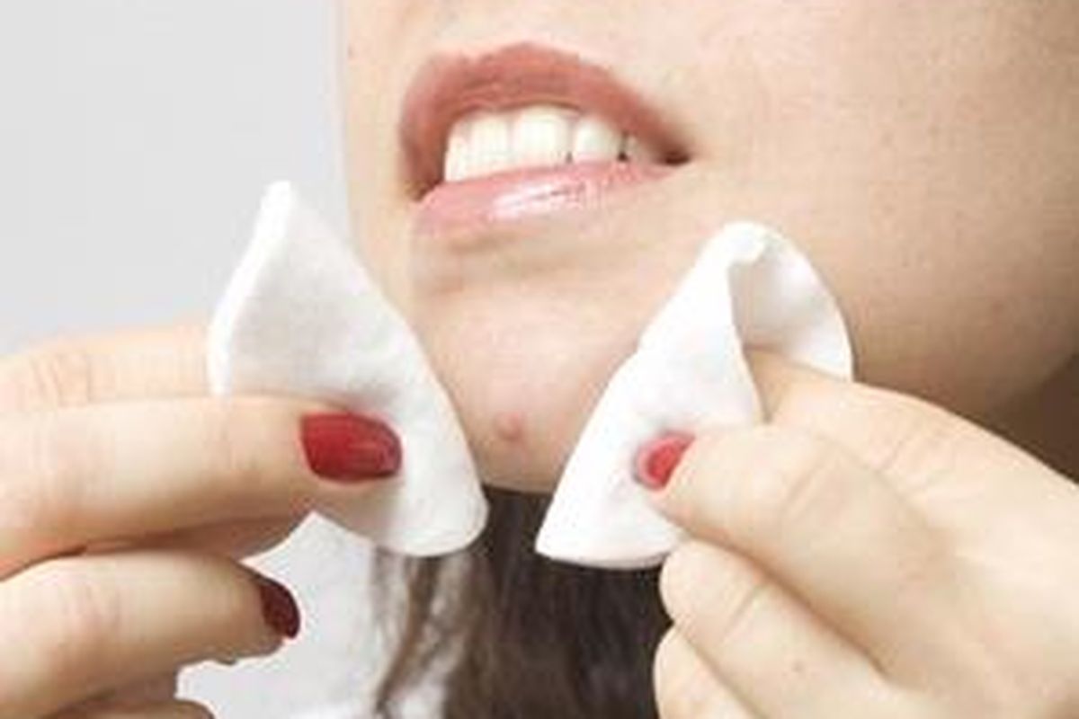 Ketika Anda memencet jerawat, artinya Anda memaksa kotoran tersebut keluar sehingga merobek kulit Anda. 