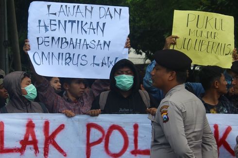 Mahasiswa di Malang Demo Tolak Omnibus Law Cipta Kerja