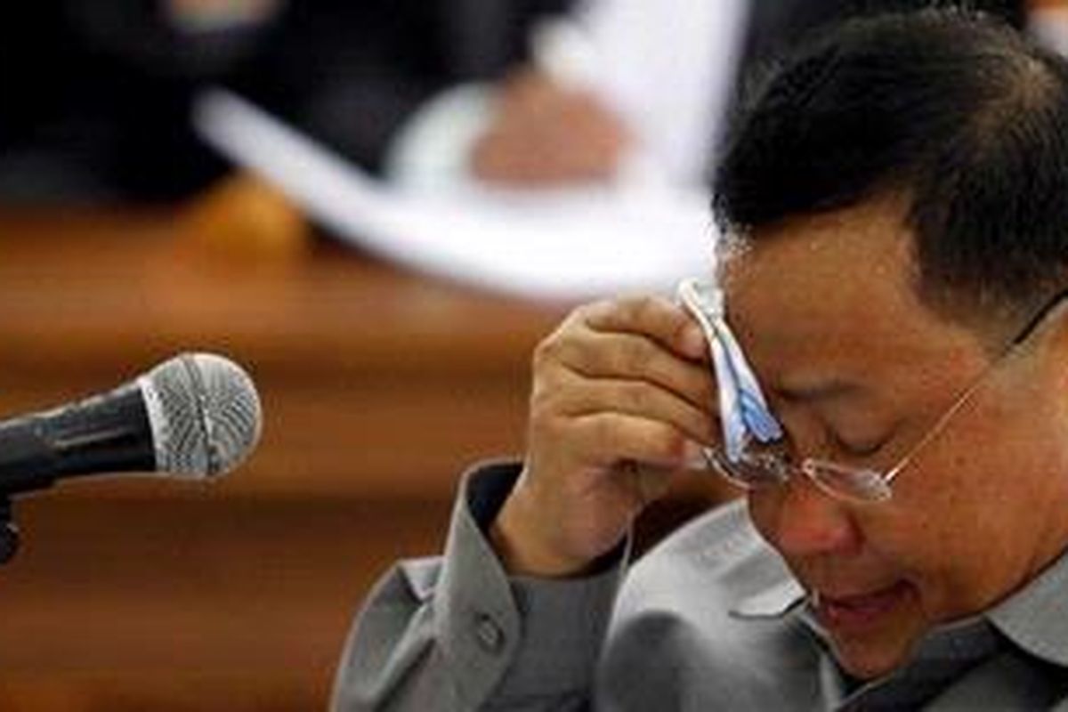 Terdakwa, mantan Kabareskrim Mabes Polri Komisaris Jenderal Susno Duadji, menjalani sidang perdana di Pengadilan Negeri Jakarta Selatan, Rabu (29/9/2010). Susno menjadi terdakwa dalam dua perkara, yakni kasus dugaan korupsi senilai Rp 500 juta PT PT Salma Arowana Lestari saat dirinya menjabat sebagai Kabareskrim dan dugaan korupsi dana pengamanan Pemilukada Jawa Barat 2008 saat dirinya menjabat sebagai Kapolda Jawa Barat. 