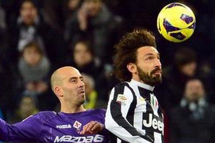 Gelandang Juventus, Andrea Pirlo (kanan), berebut bola melawan gelandang Fiorentina, Iglesias Borja Valero, dalam laga pekan ke-24 Serie-A di Juventus Stadium, Sabtu (9/2/2013), Juve akhirnya menang 2-0. 