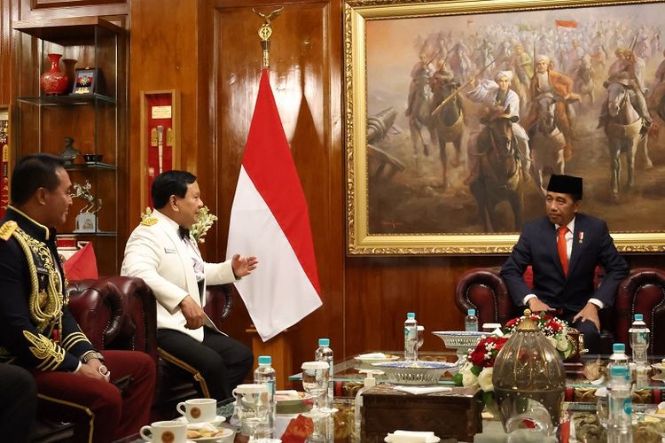 Menteri Pertahanan Prabowo Subianto sedang berbincang dengan Presiden Jokowi.