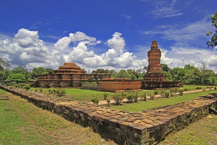 Kompleks Candi Muara Takus peninggalan Kerajaan Sriwijaya.