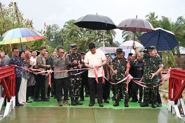 Resmikan Jembatan Bailey di Tapteng, Bobby Nasution Siapkan Modal Usaha untuk Warga