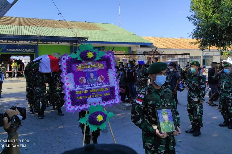 Jenazah Prada Ardi Yudi tiba di Bandara El Tari Kupang, Kamis (20/5/2021) pagi