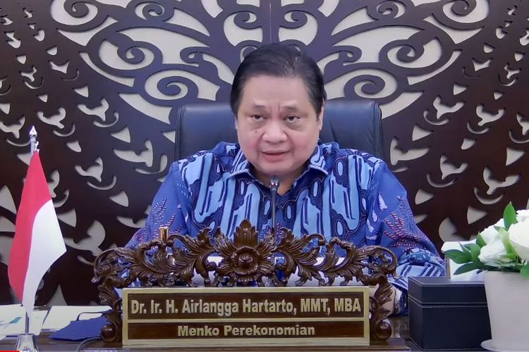Ketua KPCPEN Airlangga Hartarto menyampaikan keterangan pers usai Rapat Terbatas mengenai Penanganan Pandemi Covid-19, secara virtual, Senin (21/06/2021)