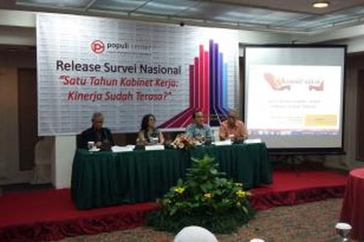 Rilis survei nasional lembaga Populi Center mengenai satu tahun kabinet kerja, di Hotel Kartika Chandra, Jakarta, Senin (26/10/2015).