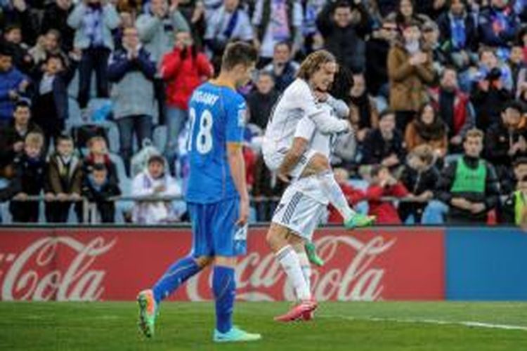 Gelandang Real Madrid, Luka Modric, merayakan golnya dalam lanjutan Liga BBVA melawan Getafe, Sabtu (16/2/2014). 