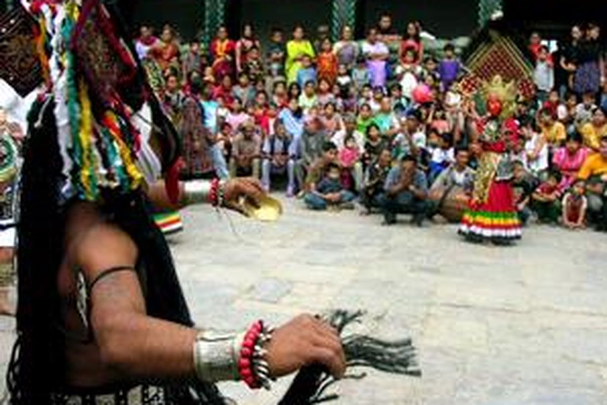 Di tengah keramaian seperti ini apa pun bisa terjadi.