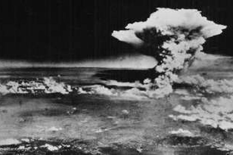 Pada 6 Agustus 1945 jam 08.16 waktu Jepang, sebuah bom atom meledak pada titik 580 meter di atas pusat kota Hiroshima. Sekitar 80 persen wilayah kota hancur. Ledakan membentuk cendawan bom atom.
