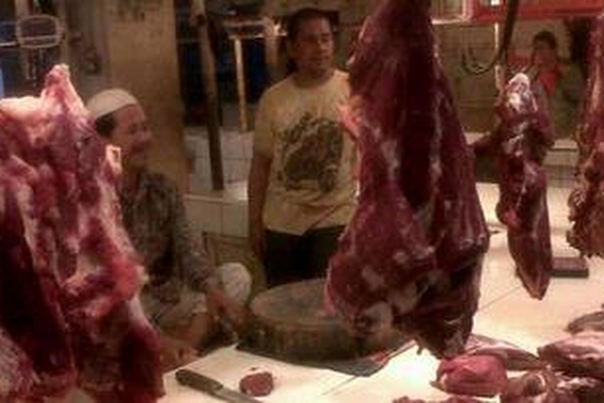 Mumu (43) pedagang daging sapi di Pasar Anyar Bahari, Tanjung Priok, Jakarta Utara mengeluhkan menurunnya jumlah pembeli daging sapi di tempatnya berjualan, Jumat (14/12/2012).
