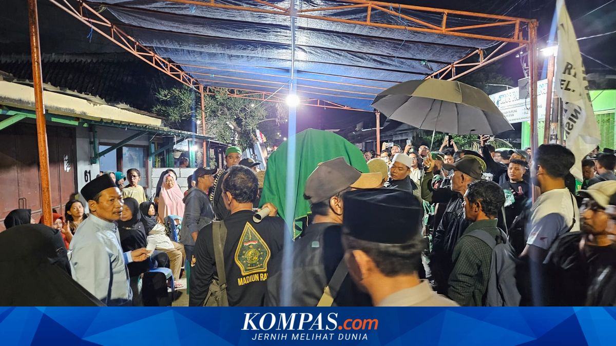 Jenazah Pentolan Bonek Andie Peci Dimakamkan di Madiun di Samping Ayahnya