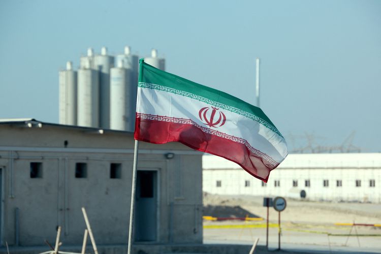 Foto file ini diambil pada 10 November 2019, menunjukkan bendera Iran di pembangkit listrik tenaga nuklir Bushehr Iran, selama upacara resmi untuk memulai pekerjaan pada reaktor kedua di fasilitas tersebut. 