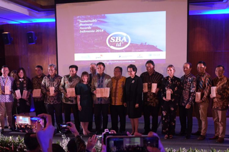 Para perwakilan perusahaan pemenang penghargaan bisnis berkelanjutan Sustainable Business Award (SBA) di Jakarta, Senin (7/1/2019).