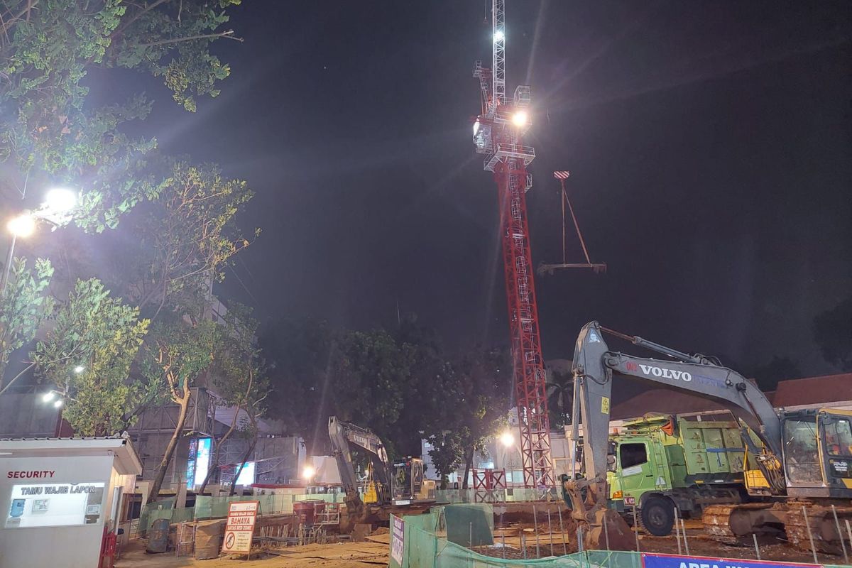 Hutama Karya melakukan evakuasi material besi yang jatuh di antara jalur MRT Stasiun ASEAN dan Stasiun Blok M, Kamis (30/5/2024)