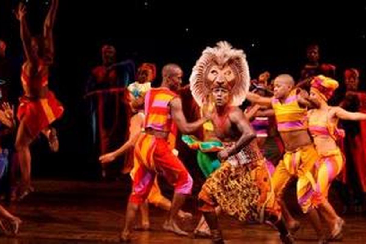 Johnathan Andrew Hume (tengah) memerankan tokoh Simba dewasa, dalam salah satu adegan operet Lion King produksi Disney Theatrical Group di Sands Theater, Marina Bay Sands, Singapura, Rabu (9/3/2011).
