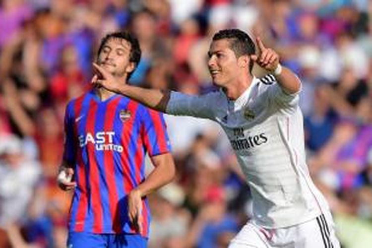 Selebrasi bomber Real Madrid, Cristiano Ronaldo, seusai mencetak gol ke gawang Levante pada pertandingan lanjutan Premier League, Sabtu (18/10/2014). 