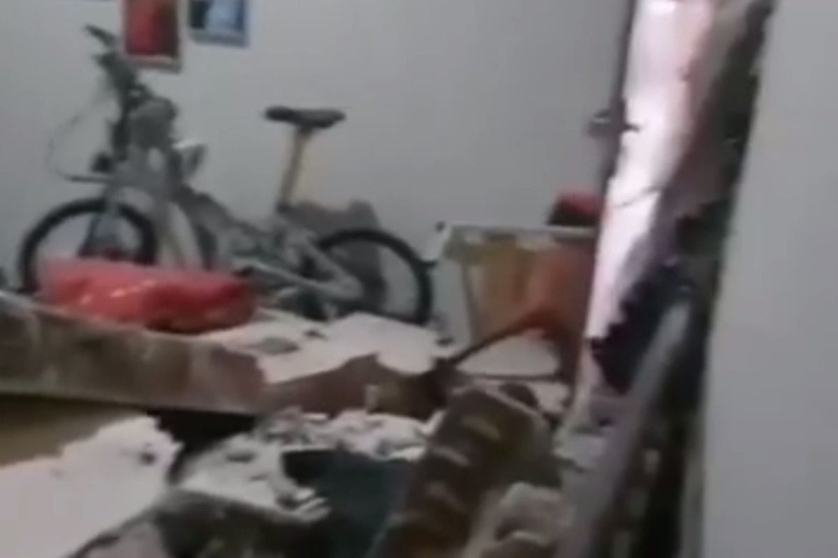 Kondisi kamar kost di Kabupaten Wajo, Sulawesi Selatan yang rusak parah usai ledakan septic tank akibat penghuni kost merokok sambil BAB. Jumat, (7/7/2023).