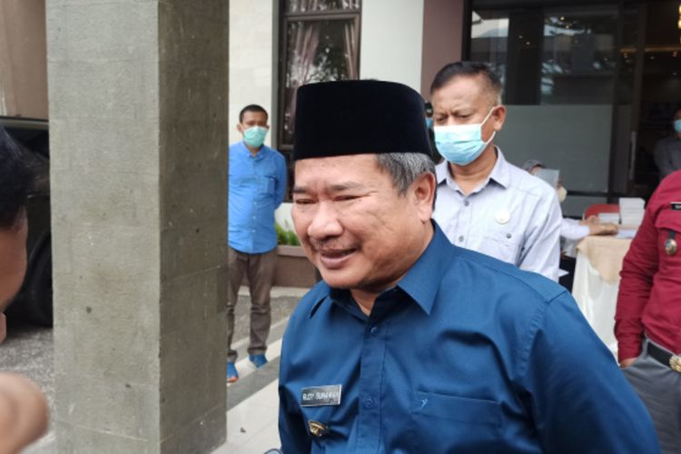 Bupati Garut Rudy Gunawan saat diwawancara wartawan usai melepas calon jamaah haji Kabupaten Garut di Gedung Graha Patriot.