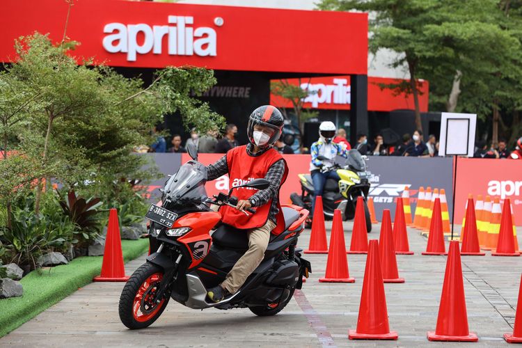 Wartawan mendapat kesempatan mencoba mengendarai motor Aprilia SR-GT di Jakarta, Sabtu (16/7/2022). Aprilia SR-GT, premium skuter sporty resmi meramaikan pasar otomotif Indonesia.
