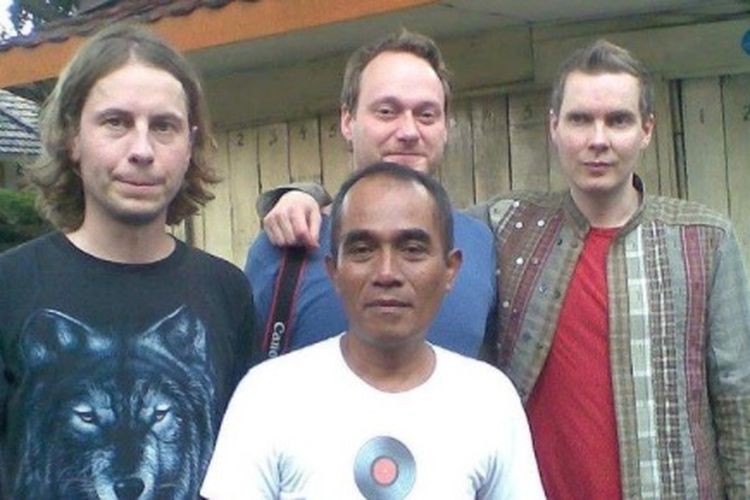 Penjual album fisik bersama band Sigurros di Jalan Surabaya, kawasan Menteng, Jakarta Pusat. 