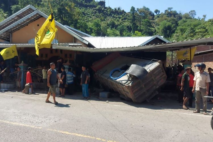 Sebuah truk bermuatan air menyeruduk rumah warga di Kelurahan Kodo, Kamis (25/5/2023).