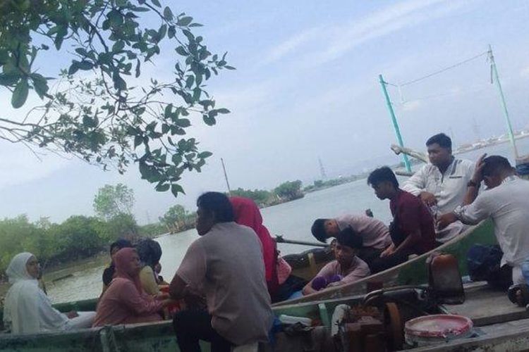 Dani Rujito bersama keluarganya berziarah ke makam ayah dan kakeknya yang sudah berubah menjadi air laut di  pesisir Tambakrejo, Kota Semarang, Rabu  (10/4/2024).

