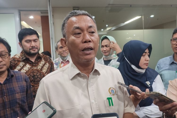 Ketua DPRD DKI, Prasetyo Edi Marsudi menerima aduan dari sejumlah warga yang tak lain merupakan penghuni Apartemen Taman Rasuna Said, Setiabudi, Jakarta Selatan.  Pertemuan Prasetyo dengan sejumlah warga itu berlangsung di lantai 10 Gedung DPRD DKI Jakarta pada Senin (27/3/2023) siang. 